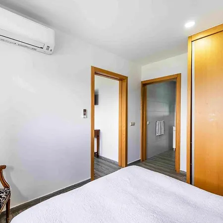 Vakantiehuis Charming House With Garden And Stunning Views In *
